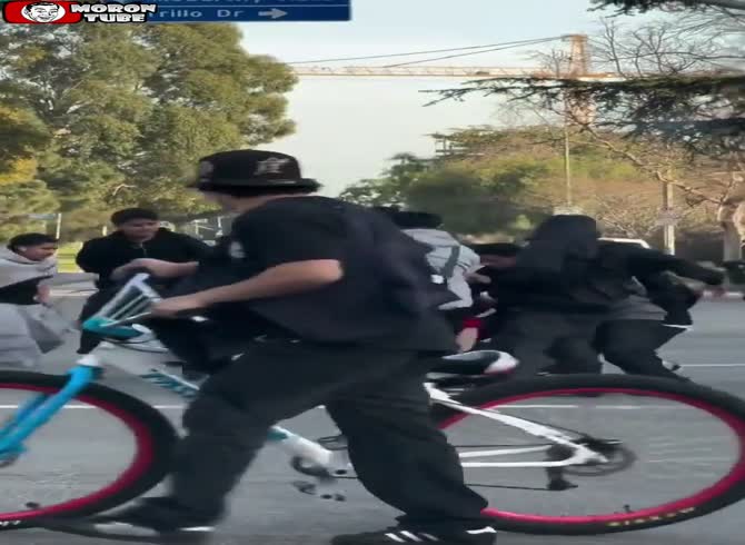 Video :A group of adolescent bikers attacked a man in the street